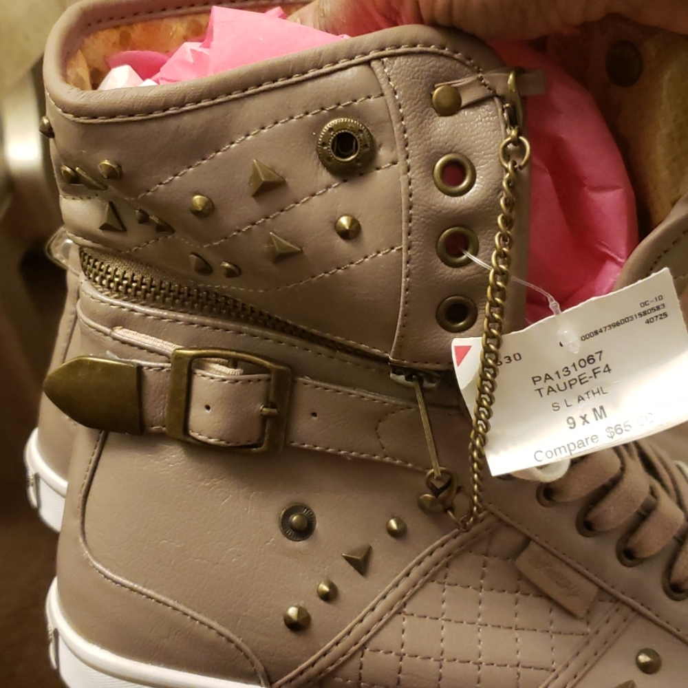 Sneaker - Picture 2 of 6